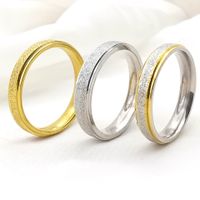 Por atacado 100 pçs / lote feminina anéis de banda 4mm bela moda de aço inoxidável festa de jóias presentes prata ouro banhado a ouro