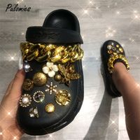 Summer Femmes Chaussons Chaussures avec charmes Bijoux Chaussures de jardin Coins Sandales Plateforme Antiskid Femelle Sabots Flip Flop pour femme Y1120