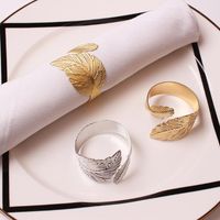 Servettringar 6pcs löv fjäder ring spännehållare för bröllopsfest festivaler middag bord dekoration