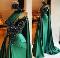 2023 Seksi Koyu Yeşil Balo Elbiseleri Tüylü yüksek boyunlu bir omuz kristal payetler boncuklar yüksek yan bölünmüş zemin uzunluğu kılıf partisi gece elbiseleri