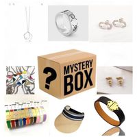 Três pedaços de jóias em uma caixa de caixas de mistério afortunado Há uma chance de abrir: colar, pulseira, brincos, chapéu Mais presente