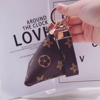 3color Luxury Old Flowers Pattern Keychains Men Women Fashion Designer Bag Hanging Buckle Auto Car PU Leather Key Ring Keychain Simple Cute Mini Coin Purse Pendant