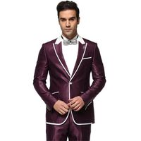 Un hombre en un clásico traje de color vino - foto de stock | Crushpixel