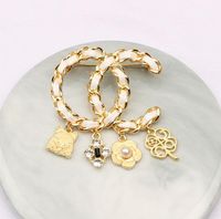 2 colori Doppia lettera Brooch Brooch Designer classico rotondo oro argento catena di perle donna perla perla strass lettere spille tuta pin gioielli di moda accessori