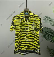 2022 Avrupa Mens T Shirt İlkbahar Yaz Erkekler Hawaii Plaj Rahat Sarı Şerit Baskı Gömlek Serin Hip Hop Tasarımcı T Gömlek Tee