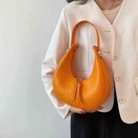2022 새로운 한국 핸드 체인 작은 대기 질감을 가진 작은 어깨 겨드랑이 여성용 가방 간단한 스타일