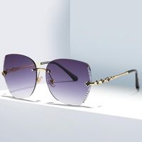 Gafas de sol Fashion Big Frame recortando la tendencia femenina sin marco Disparo en la calle Ins Sunglassessunglass