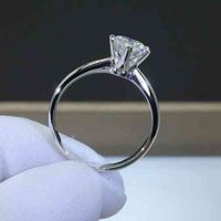 HRKF Mossan Diamond Ring Classic T Family Six Claw 925 Silver Eight Heart Strzałka zaręczynowa Prezent dla dziewczyny