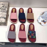 2022 디자이너 여성 슬리퍼 해변 두꺼운 바닥 샌들 알파벳 플랫폼 캐주얼 슬리퍼 여름 하이힐 가죽 신발 상자