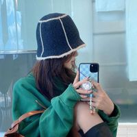 Berets Koreanische Version Ins Nische Hit Color Strick -Eimer -Hüte für Frauen Winter Warm gestreifter Wollhut Frauen lässig Retro Basin Capsbere