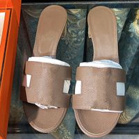 Klasyczne buty kobiety Wysokiej jakości skórzane sandały z płaskich sandałów mody Projektanci zjeżdżalnia zjeżdżalnia gumowa damskie sandał plażowy Sandały Sandały z pudełkiem