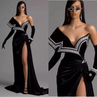 2022 Black Samt Abendkleider Sweep Zug von der Schulter Mermaid Prom Kleider High Slit Perlen Vestidos Formale Promi-Kleider