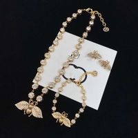 Europäische und amerikanische Retro -Buchstaben Halskette verzweifelte Biene Eingelegtes Diamantohrringe Armband Blüterkette