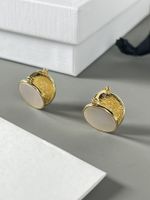 Orecchini Huggie Women Women Natural Pearl Luxury Gold Gold Clips di gusci bianchi Accessori a doppio lato