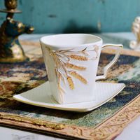 Кружки золотой ячменный кофейная чашка цветной эмалевой фарфоровой кружки с блюдцами праздников жениться на творческом подарок
