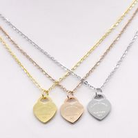 2020 Edelstahl Herzförmige Halskette Kurzer weiblicher Schmuck 18K Gold Titanium Pfirsich Herz Halskette für Frau