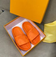 Резиновая тапочка летние пляжные обувь нового стиля дизайнерские сандалии тисненные тапочки пары модные удобные плоские дно мягкое отдых в ванной комнате шлепанцы