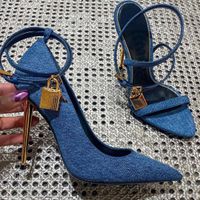 Tacones de dise￱ador zapatos de vestir de mezclilla para mujer cerradura de metal de lujo decoran hebillas de punta puntiagudas combinaci￳n de cuerda colgante combinaci￳n 100% tacones de oro de vaca de 105 mm de altura zapato