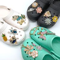2022 Nuevo diseñador Bling Metal Croc Charms para decoraciones Accesorios de calzado de lujo Golden Encabezas Fit Sandals