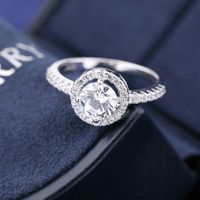 Luxus -Diamantring mit Seitensteinen Designer Schmuck exquisite runde Nachahmung Moissanite Frauen Hochzeitstag Modezubehör Valentinstag Geschenk Valentinstag Geschenk