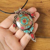 Colares pendentes de joias tibetanas étnicas Brass coloridas de pedra colorida Mulheres colar artesanal pendentes do nepal