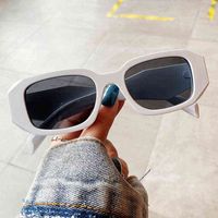 2022 Nueva moda Pequeña Squar Solar Gafas de sol para Mujeres Vintage Beige Blanco Gradiente Gafas de sol Mujer elegante Pierna blanca Sombras negras Y220421