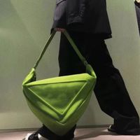 Дизайнеры роскошные подушки для плеча женщин мужские сумочка сумки для модного треугольника кроссовый холст красочные дизайнерские сумки