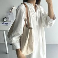Lässige Kleider lose und fauler Stil Nische Baumwoll-Leinenhemd Kleider mit mittlerer Länge V-Ausschnitt Overknee White Kleider