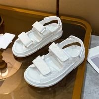 Sandalias de diseñador Nuevo hebilla Sandal Cadena de oro Mujeres de alta calidad Slippers Crystal 100% de cuero de pantorrilla zapatos de plataforma acolchada casual
