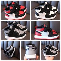 2022 Kaliteli Marka Çocuk Ayakkabıları İlk Yürüyüşçüler Rahat Kauçuk Katı Deri Çocuk Spor Ayakkabı Tasarımcısı Küçük Kız Kız Kızlar Kızıl Beyaz Gri Nefes Alabilir Bebek 20-30