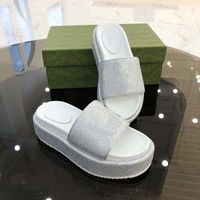 Tasarımcı Terlik Kadınlar Klasik Platform Tersin Mektubu Katırlar Yaz Koyun Dinili Topuk Yüksekliği 5.5cm Plaj Ayakkabıları Retro Slaytlar Kauçuk Sandalet