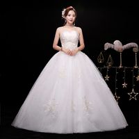 Un elegante vestido de novia con un estilo de hombro único será un nuevo producto en 2022.