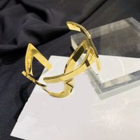 Bracciali bangle di lusso bracciale in oro donna bracciali lettera braccialetti in acciaio al titanio ciondoli placcati in oro 18 carati accessori per gioielli di design regali da donna