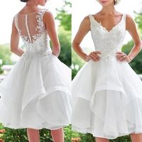 2022 New Lovely Short Lace Sleeveless Bridal Wedding Dress Knee Length Illusion Back V Neck Appliqued Wedding Gowns for Bride
