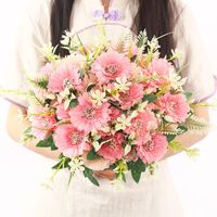Fleurs décoratives couronnes artificielles gerbera fleur de fleur de fleur mariée demoiselle tenant 7 têtes marguerites en soie Bouquetdecorative