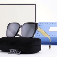31 Nuevas gafas de sol de diseñador retro tendencia a la moda de las gafas de sol antideslumbrantes UV400 Ejeglas casuales para mujeres con caja