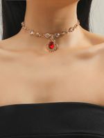 Chokers La cadena de cuello corto para mujeres vende joyería de collar de colgante de gema de cristal de vidrio rojo