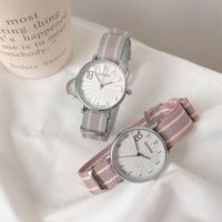 Wallwatches Fashion Stripe Women Watches Número simple Diseño Dial Dam Ladies Quartz Casual Pink Nylon Strap Mujer Reloj Hourswristwatches