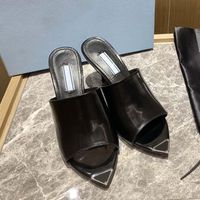 Tasarımcı Sandalet Kadın Üçgen Logo Baskılı Pleksiglas PVC Topuklar Lüks Milano Slaytlar Tıknaz Yüksek Topuk Gümüş Metalik İç İzleme