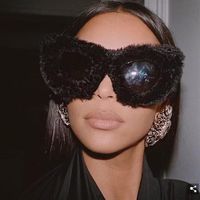 Солнцезащитные очки модный кардашанский меха женский бренд дизайнер негабаритных черных кошек глаз солнцезащитные очки UV400 зимние оттенки декоративные очки