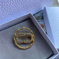 Lettera europea e americana Spilla rotonda Brass Brass Materiale Retro Maglione Cappotto Diamante Accessori Diamante Femmina di alta qualità Consegna veloce