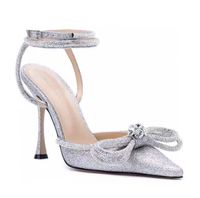 Mach Glitter Silberpumpen Schuhe Bogenkristall verziertes Strassabend Abendschuhe Stiletto Heels Sandalen Frauen Heeled Luxus Designer Knöchelgurt Kleid Schuh