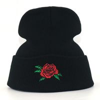 Bérets hiver automne unisexe acrylique courte paragraphe broderie rose tricotant coiffe de bonnet pour femme gardez des chapeaux froids chauds