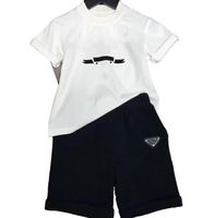 Çocuk Giyim Setleri Kısa Kollu Bluz Bluz Şortu Takım Tasarımcı Marka Boş Zaman Açık Boy Saf Pamuk Yumuşak Yuvarlak Yuvarlak Yaka Yatak Mektubu Çocuk Giysileri Takım