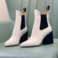 Kadın moda tasarımcısı için tıknaz topuk ayak bileği botları kabartma inek derisi elastik bant ayakkabıları en iyi kalite 9cm yüksekliğinde nokta ayak parmakları Chelsea boot 35-41