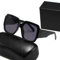 Óculos de sol para mulheres designers de sol óculos para mulheres Óculos de moldura Designs de rebite 5 cores óculos de óculos quadrados com caixa