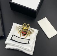 Broches Gujia 2021s Novo estilo Glass Pearl Bee Coloque de vestuário versátil Fashion Broche Popular Fashion Packagingcci