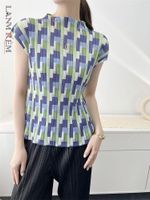Camiseta para mujeres Lanmrem elegante estampado geométrico Mujeres plisadas Manga corta Medio tortuga del cuello de la moda 2022 Tops de moda femenina de verano 2R1576