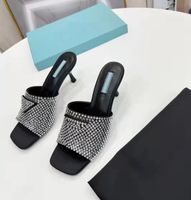Tasarımcı Sandalet Kadın Terlik Kristal Elmas Sandal Topuk İkonik Üçgen Logo Kare Baş Seksi İnci Rhinestone Plaj Kaydırıcı