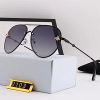 Brand Designer Fashion Femmes Small Bee Sunglasses Colorful Rivet Lunets Femelle Mâle extérieur Eyeglasse UV400242Y